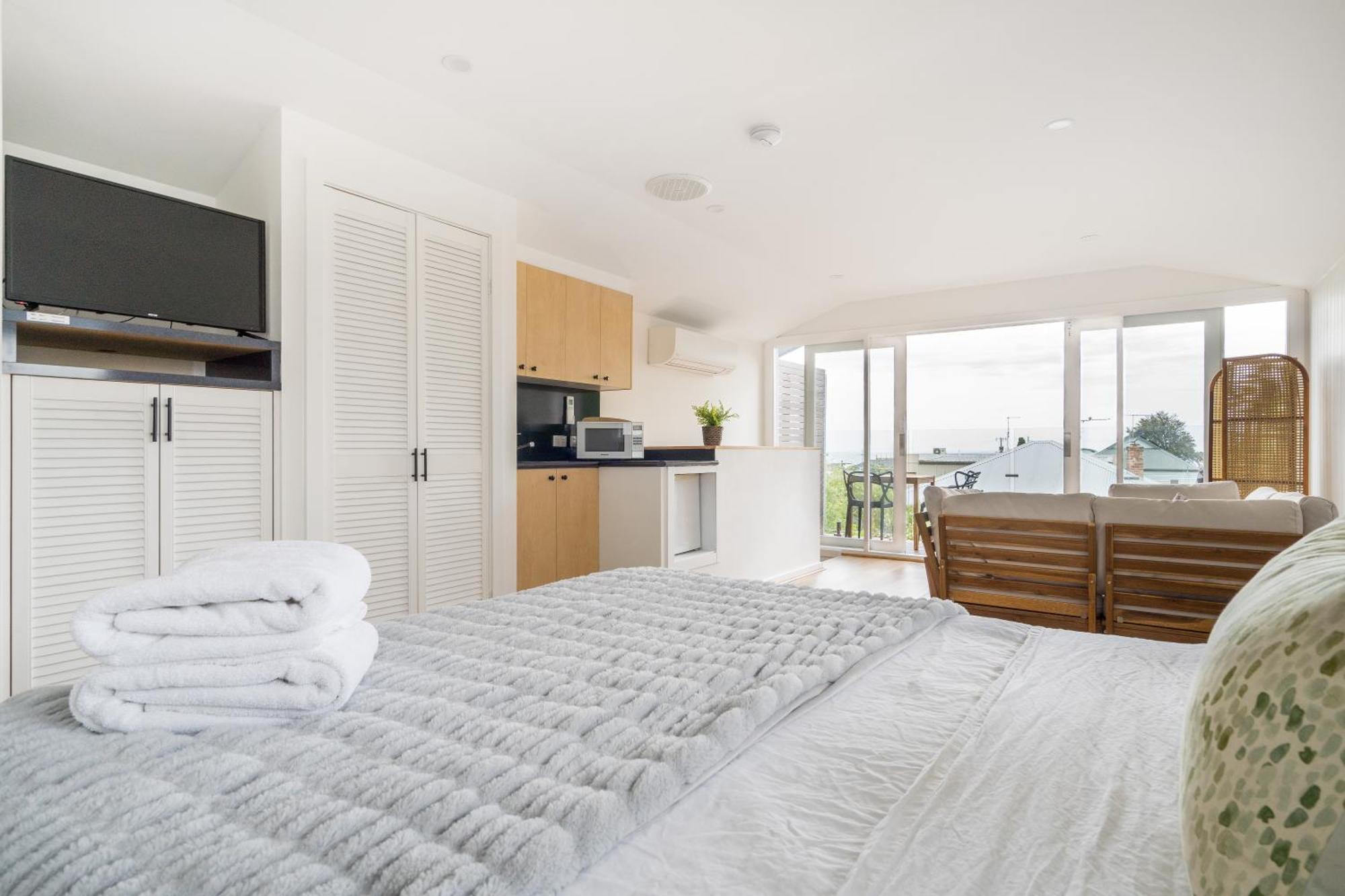 Hotel By The Seaside Mornington Esterno foto